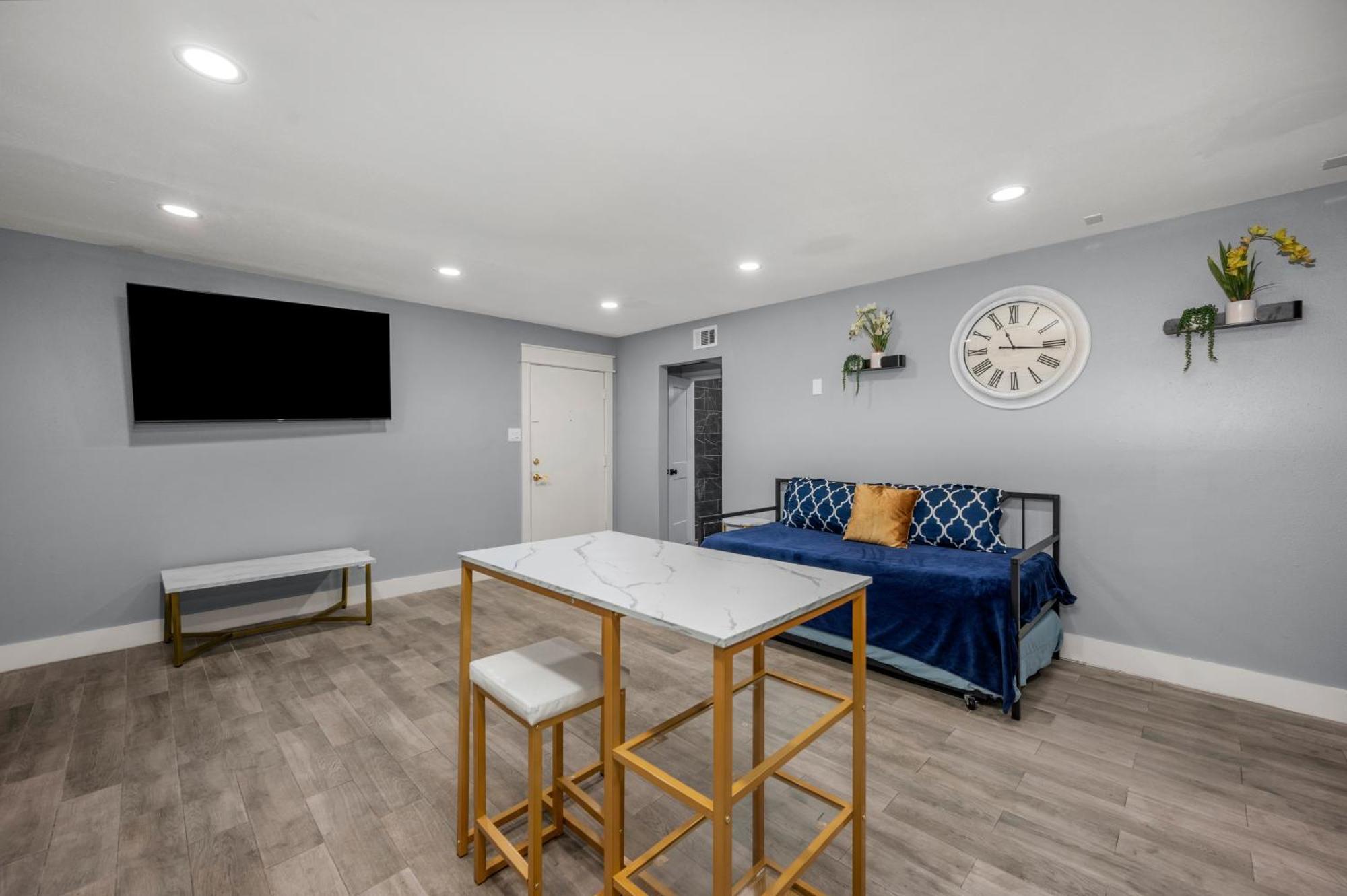 Modern Heights Apartment With Pool Houston Bagian luar foto