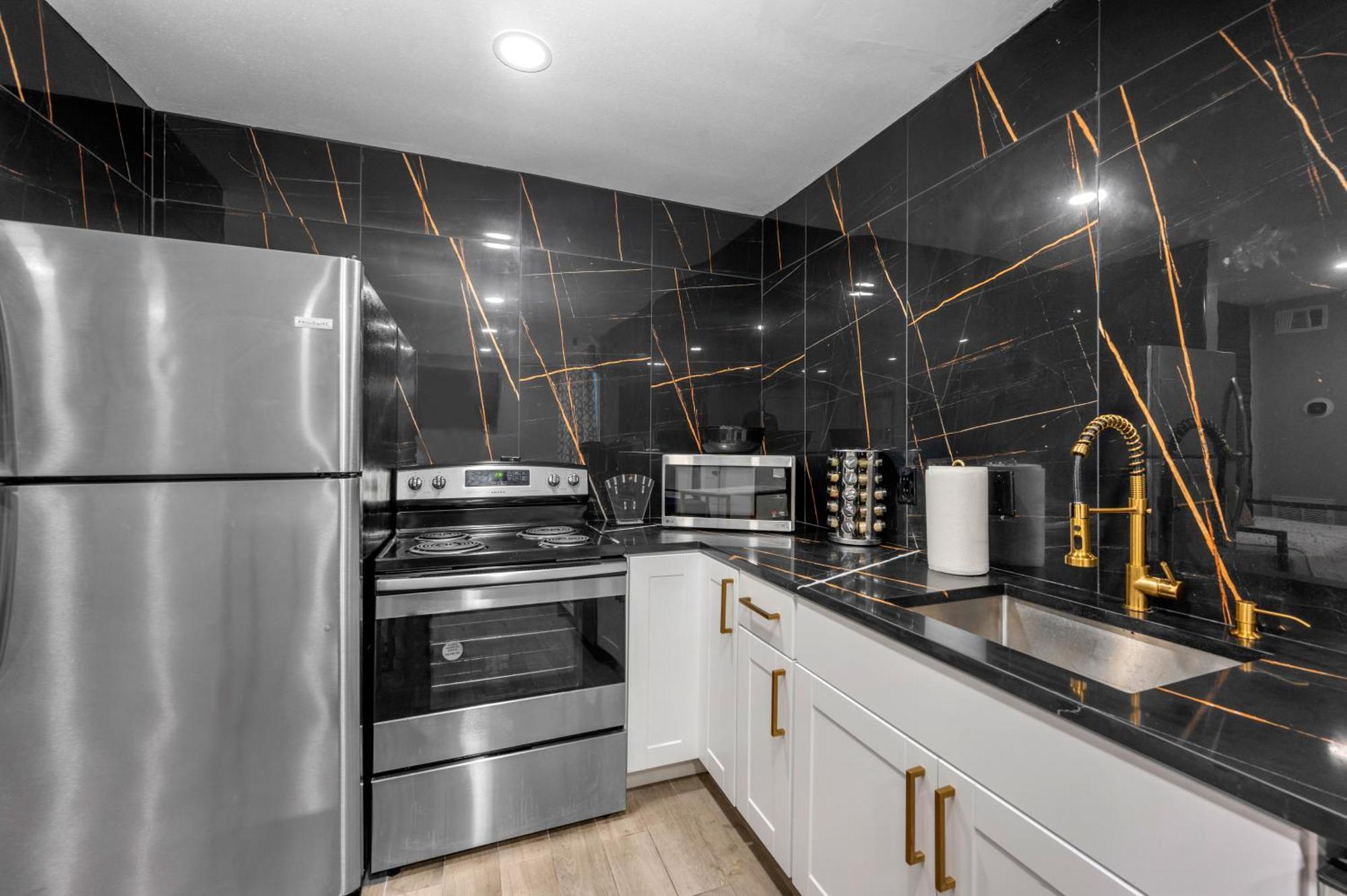 Modern Heights Apartment With Pool Houston Bagian luar foto