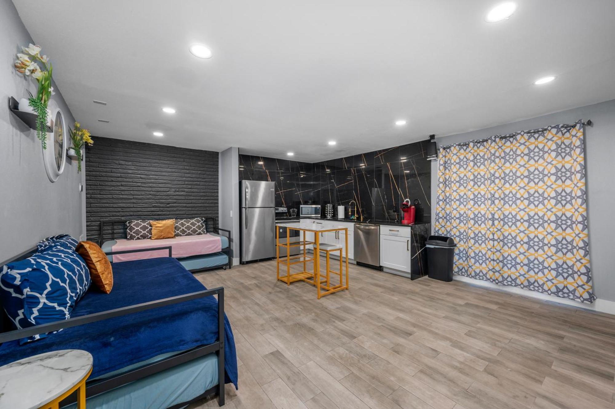 Modern Heights Apartment With Pool Houston Bagian luar foto